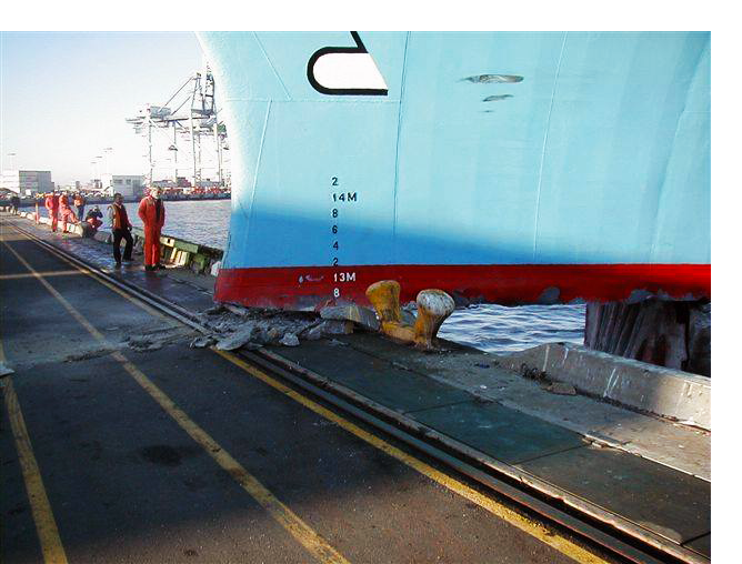 Nave_contro-banchina-foto