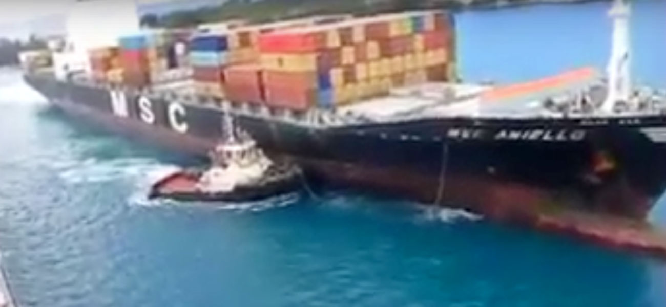 Rimorchiatori assistono mercantile