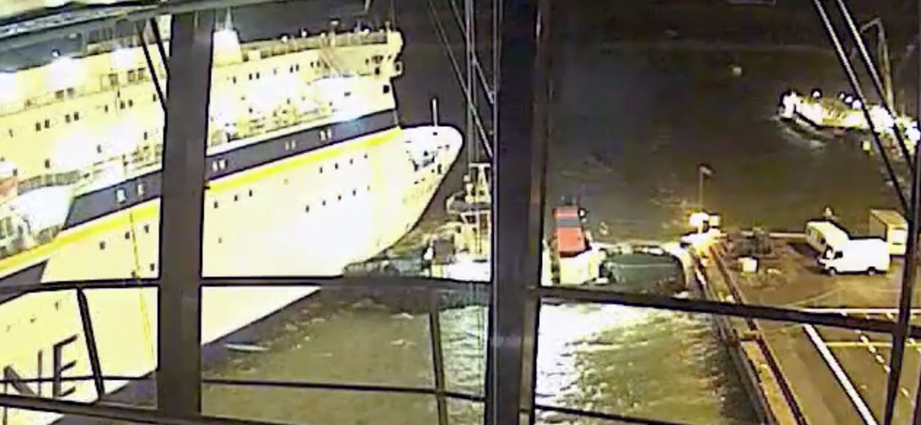 Rimorchiatore allontana la nave dalla banchina