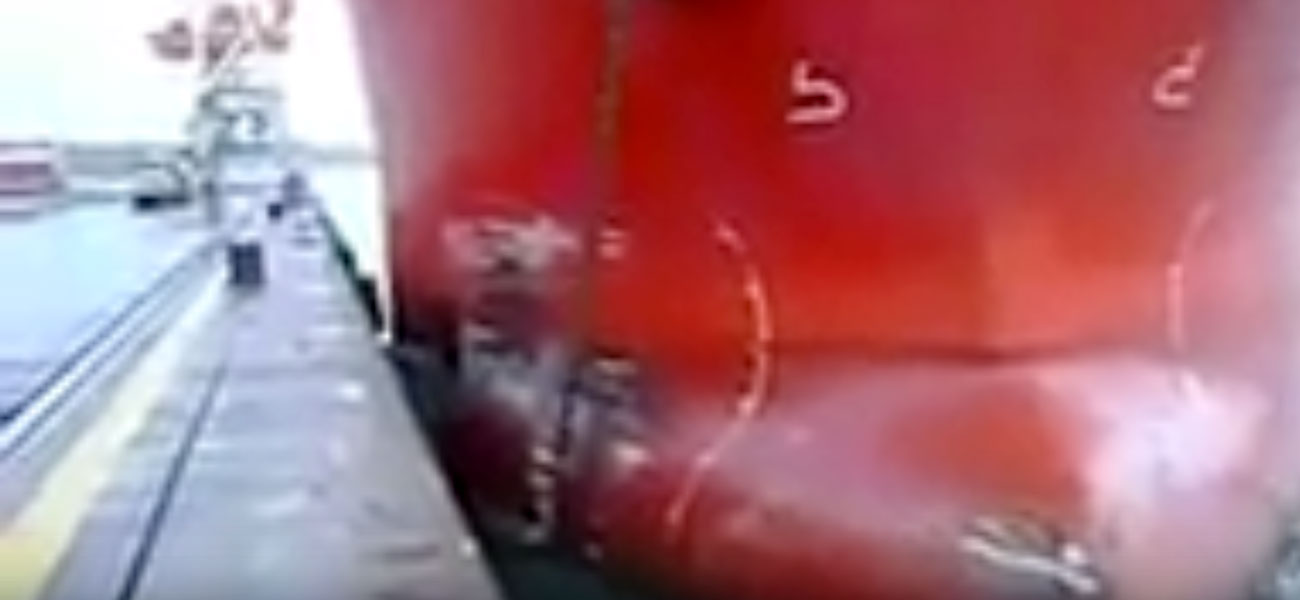 Nel porto Brasiliano di Imituba nave contro la banchina