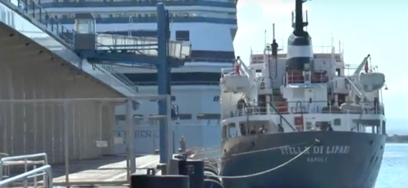 15luglio 2014 - Collisione fra una motocisterna e la nave da crociera Costa Serena nel porto di Napoli